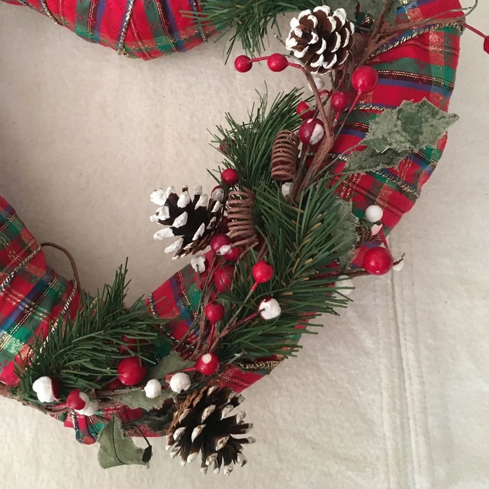 Christmas 🤶 🎅🏻 Heart Wreath Pine Cones Berries Needs a Touch Up
